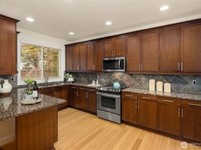 12316 NE 86th Way 6, Kirkland WA 98033