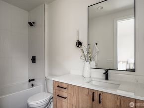 138 8th Court, Kirkland WA 98033
