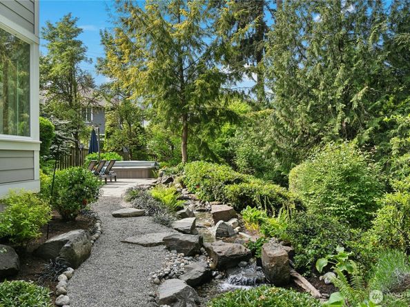 10806 SE 16th Street, Bellevue WA 98004