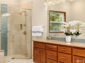 8387 NE Sumanee Place, Bainbridge Island WA 98110