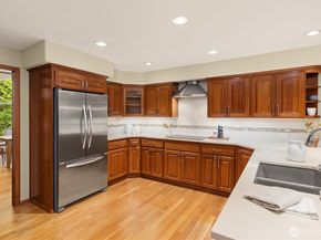 8387 NE Sumanee Place, Bainbridge Island WA 98110