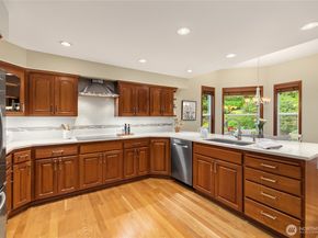 8387 NE Sumanee Place, Bainbridge Island WA 98110
