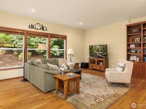 8387 NE Sumanee Place, Bainbridge Island WA 98110
