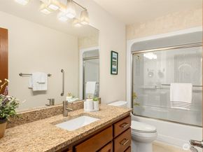 8387 NE Sumanee Place, Bainbridge Island WA 98110