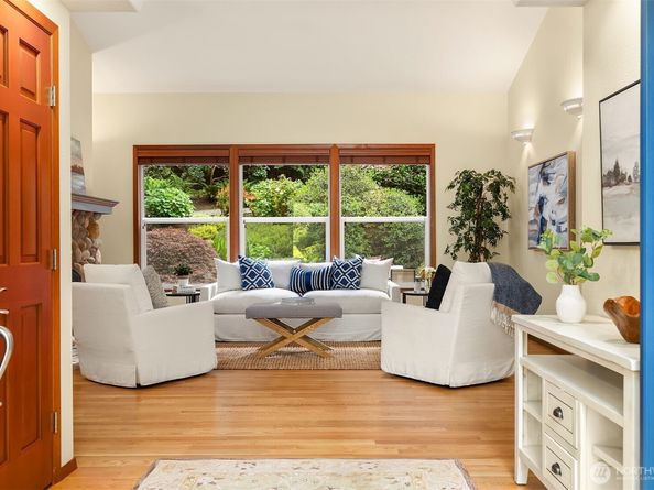 8387 NE Sumanee Place, Bainbridge Island WA 98110