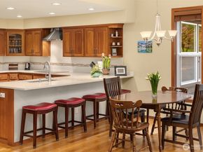 8387 NE Sumanee Place, Bainbridge Island WA 98110