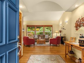 8387 NE Sumanee Place, Bainbridge Island WA 98110