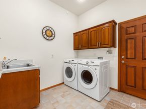 8387 NE Sumanee Place, Bainbridge Island WA 98110