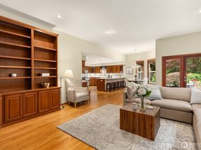 8387 NE Sumanee Place, Bainbridge Island WA 98110