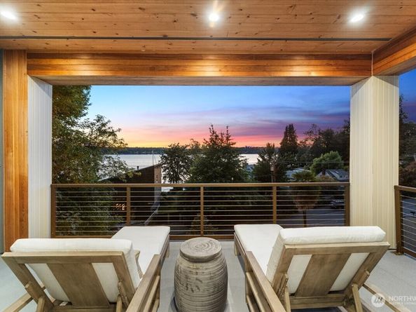 11822 Holmes Point Drive NE, Kirkland WA 98034