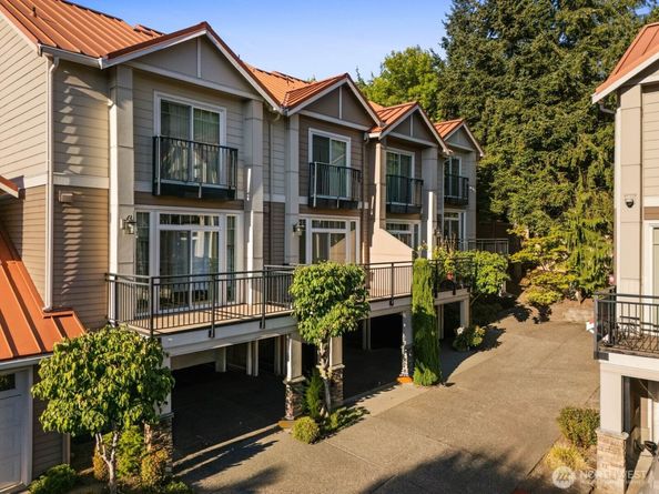 12721 SE 41st Place 214, Bellevue WA 98006