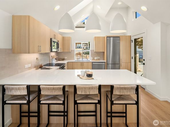 2526 30th Avenue W, Seattle WA 98199