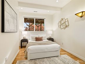 11113 NE 38th Place, Bellevue WA 98004