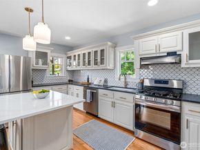 300 NW 47th Street, Seattle WA 98107