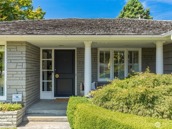 3657 W Viewmont Way W, Seattle WA 98199
