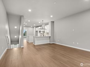 16823 Alder Way L7, Lynnwood WA 98037
