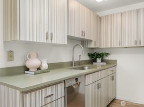 5624 Roosevelt Way NE 302, Seattle WA 98105