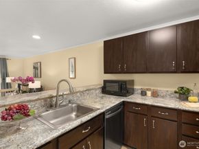280 Newport Wy NW NW B15, Issaquah WA 98027