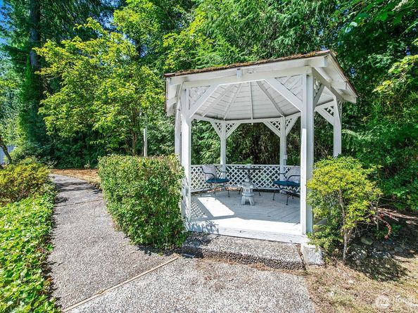 16909 NE 37th Place, Bellevue WA 98008