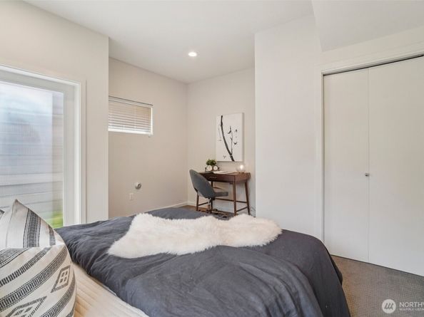 9032 14th Avenue NW D, Seattle WA 98117
