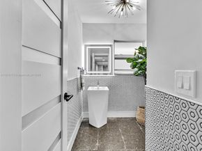 840 S Southlake Dr, Hollywood FL 33019
