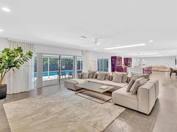 840 S Southlake Dr, Hollywood FL 33019