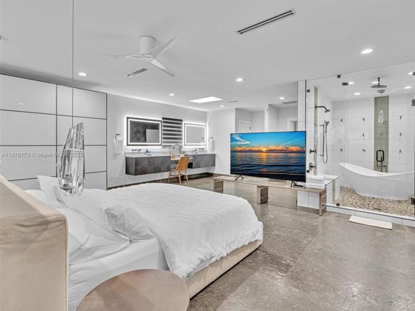 840 S Southlake Dr, Hollywood FL 33019