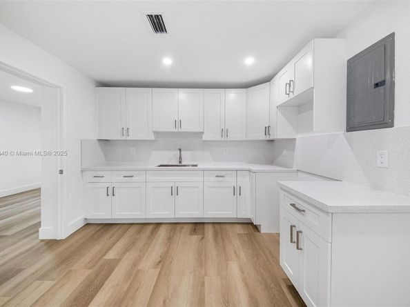 2951 NW 47th St, Miami FL 33142