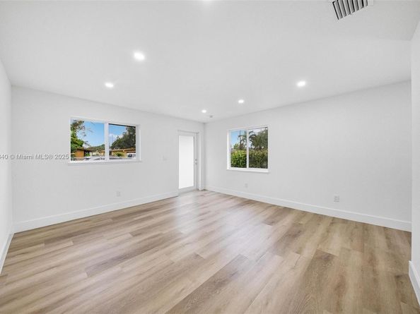 2951 NW 47th St, Miami FL 33142