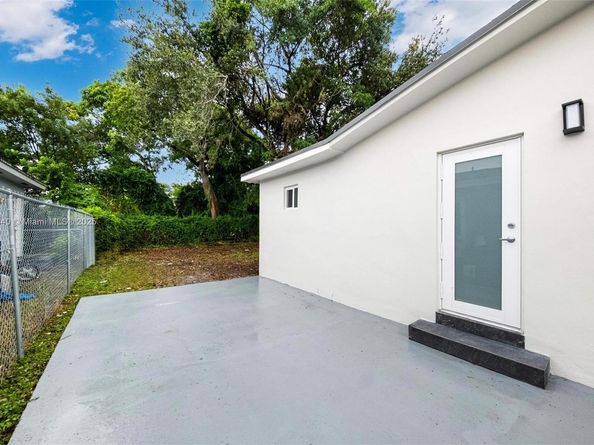 2951 NW 47th St, Miami FL 33142