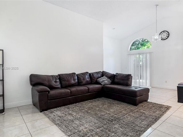 1008 W Jasmine Ln, North Lauderdale FL 33068