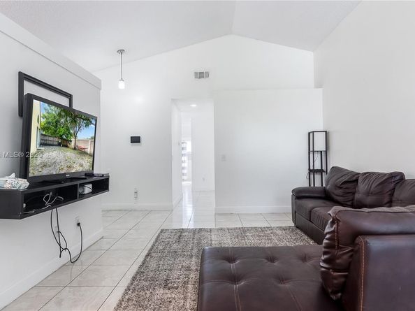 1008 W Jasmine Ln, North Lauderdale FL 33068