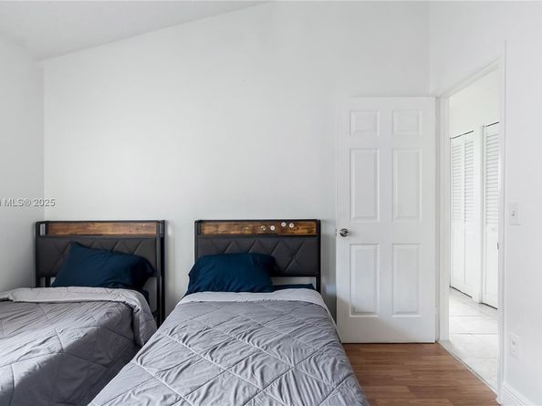 1008 W Jasmine Ln, North Lauderdale FL 33068