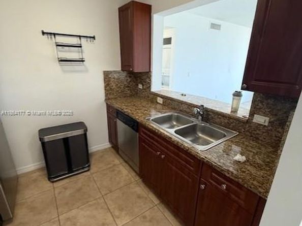900 SW 8th St 904, Miami FL 33130