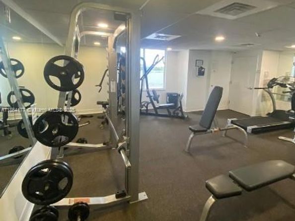 900 SW 8th St 904, Miami FL 33130