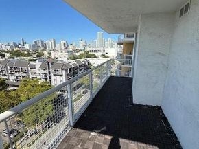 900 SW 8th St 904, Miami FL 33130