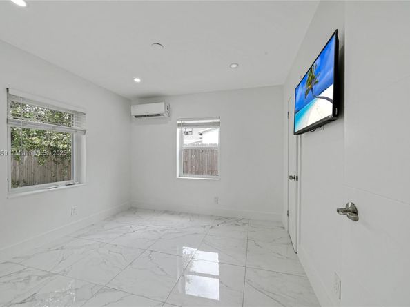 2431 Coolidge St, Hollywood FL 33020