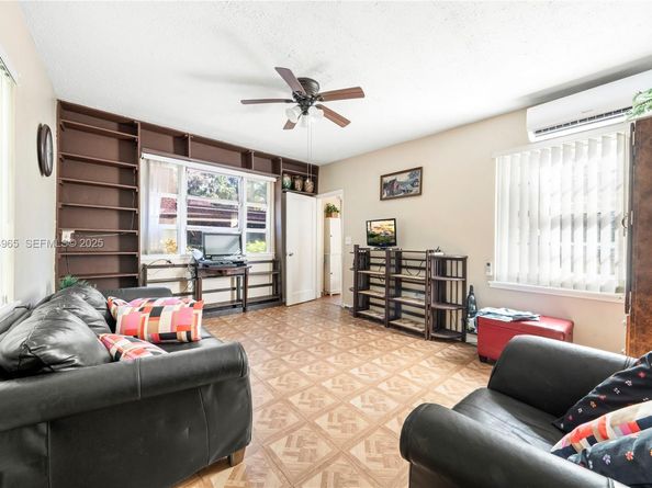 325 Bayberry Dr, Plantation FL 33317