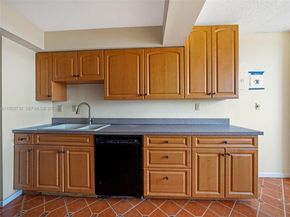 100 Golden Isles Dr PH 6, Hallandale Beach FL 33009