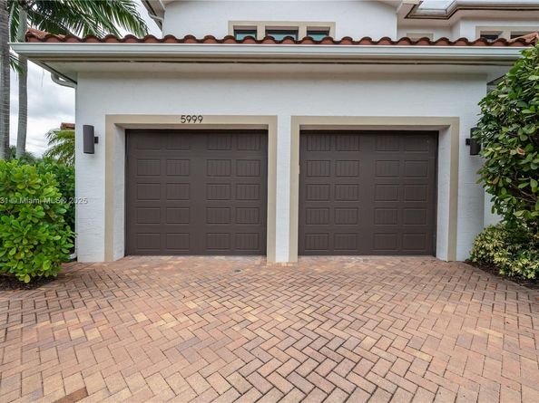 5999 E Brookfield Cir E, Hollywood FL 33312