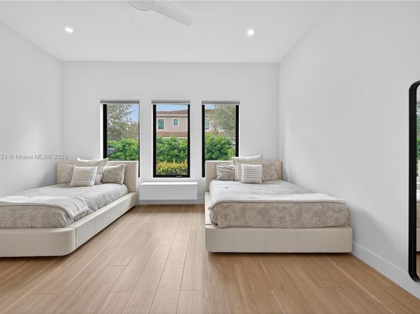 5999 E Brookfield Cir E, Hollywood FL 33312