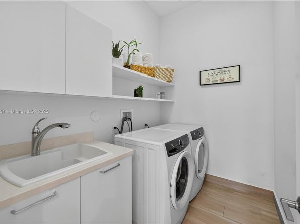 5999 E Brookfield Cir E, Hollywood FL 33312