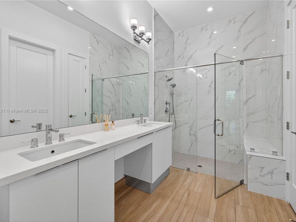 5999 E Brookfield Cir E, Hollywood FL 33312