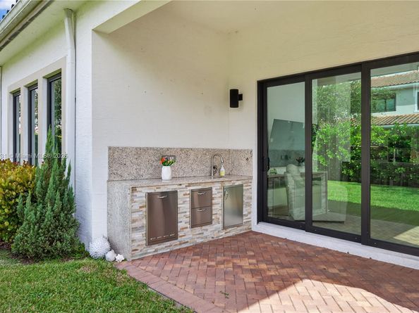 5999 E Brookfield Cir E, Hollywood FL 33312