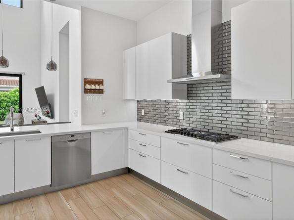 5999 E Brookfield Cir E, Hollywood FL 33312