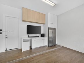 5999 E Brookfield Cir E, Hollywood FL 33312