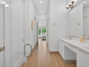 5999 E Brookfield Cir E, Hollywood FL 33312