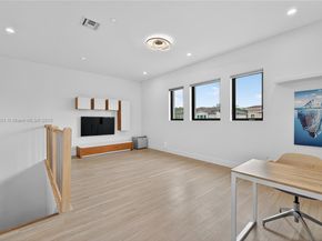 5999 E Brookfield Cir E, Hollywood FL 33312