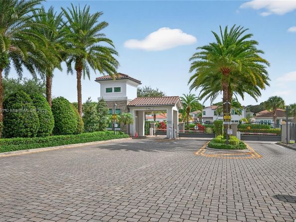 5999 E Brookfield Cir E, Hollywood FL 33312