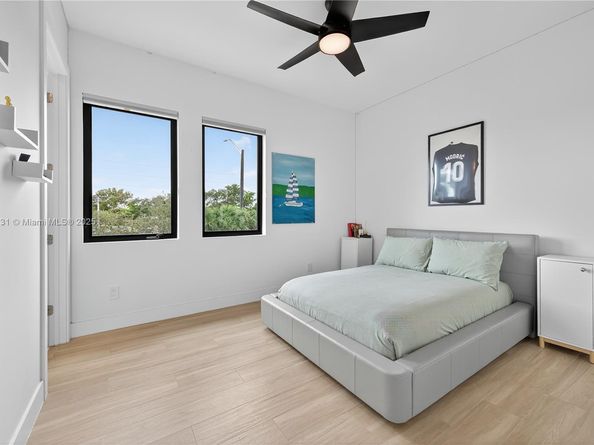 5999 E Brookfield Cir E, Hollywood FL 33312